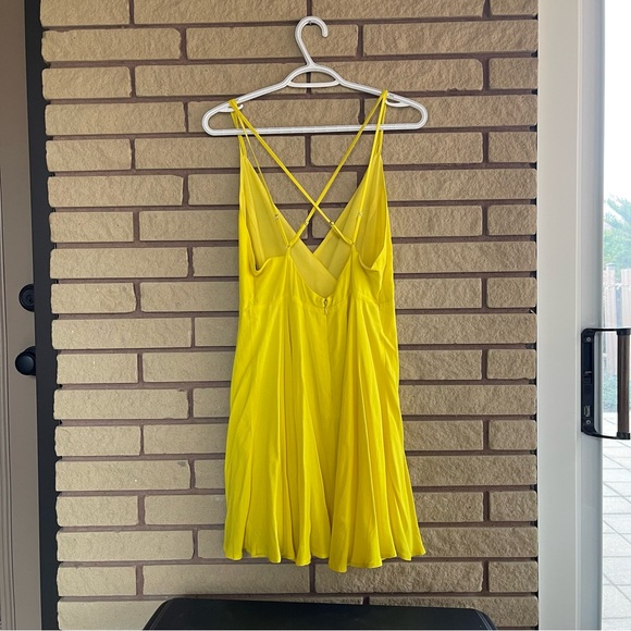 Yellow dress - Picture 5 of 9